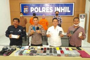 Membawa 243 Handphone Ilegal Polres Inhil Amankan Pasutri