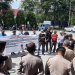 Foto Ketua KPPHM, Wan Hamzah melakukan orasinya. (Dok: Net)