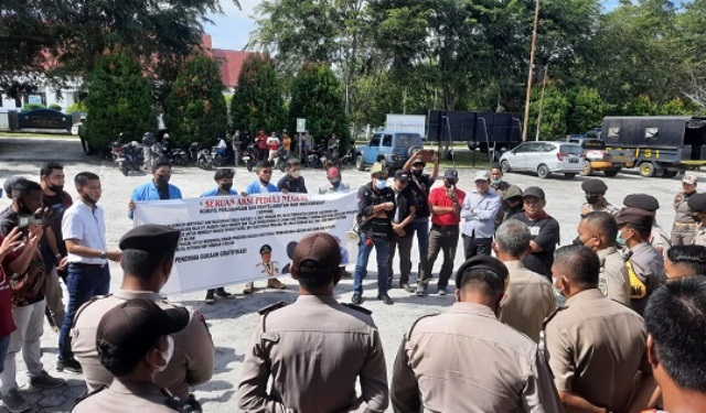 Foto Ketua KPPHM, Wan Hamzah melakukan orasinya. (Dok: Net)