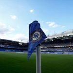 Foto Tiang bendera Chelsea di sudut lapangan stadion Stamford Bridge. (dok: AP Photo)