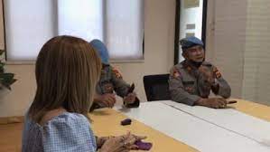 Foto lilis saat melaporkan oknum anggota polisi ke Polresta Samarinda. (dok: Arditya Abdul Aziz/JPNN.com)