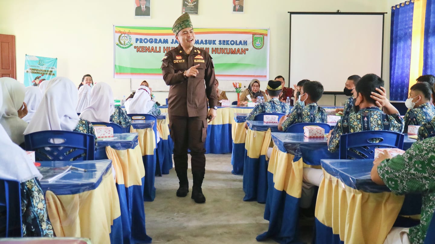 Foto Kepala Seksi Intelijen Kejari Dumai, Devitra Romiza, S.H, M.H saat sebagai pembicara