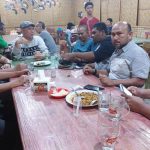 Foto Ketua PWI Riau Zulmansyah Sekedang saat bertemu dengan Ali Imran, korban penganiayaan didampingi Ketua PWI Kabupaten Kepulauan Meranti Syamsidir