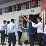 Foto petugas Rutan Dumai bersama Polres Dumai dalam melaksanakan sidak di Rutan Dumai