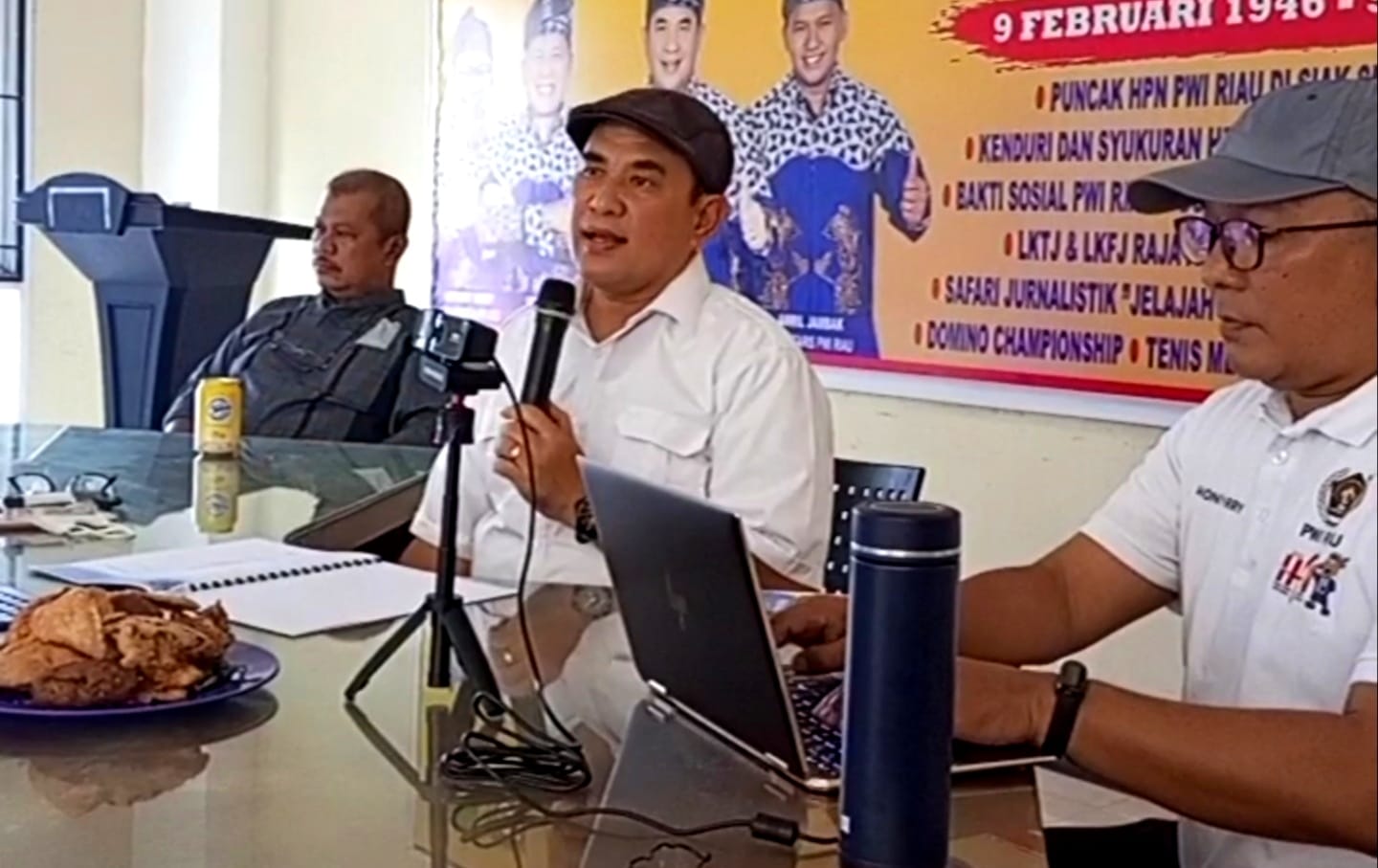 Foto Ketua PWI Riau Zulmansyah Sekedang dalam rapat panitia Konferprov XV PWI Riau
