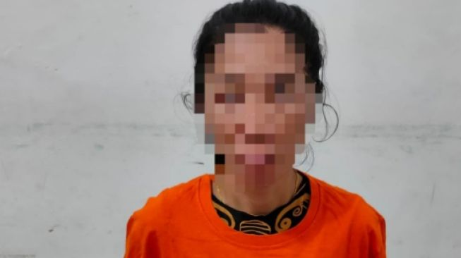 Foto terduga ibu rumah tangga (IRT) penjual narkotika jenis sabu-sabu. [foto; suara.com/riaulink]