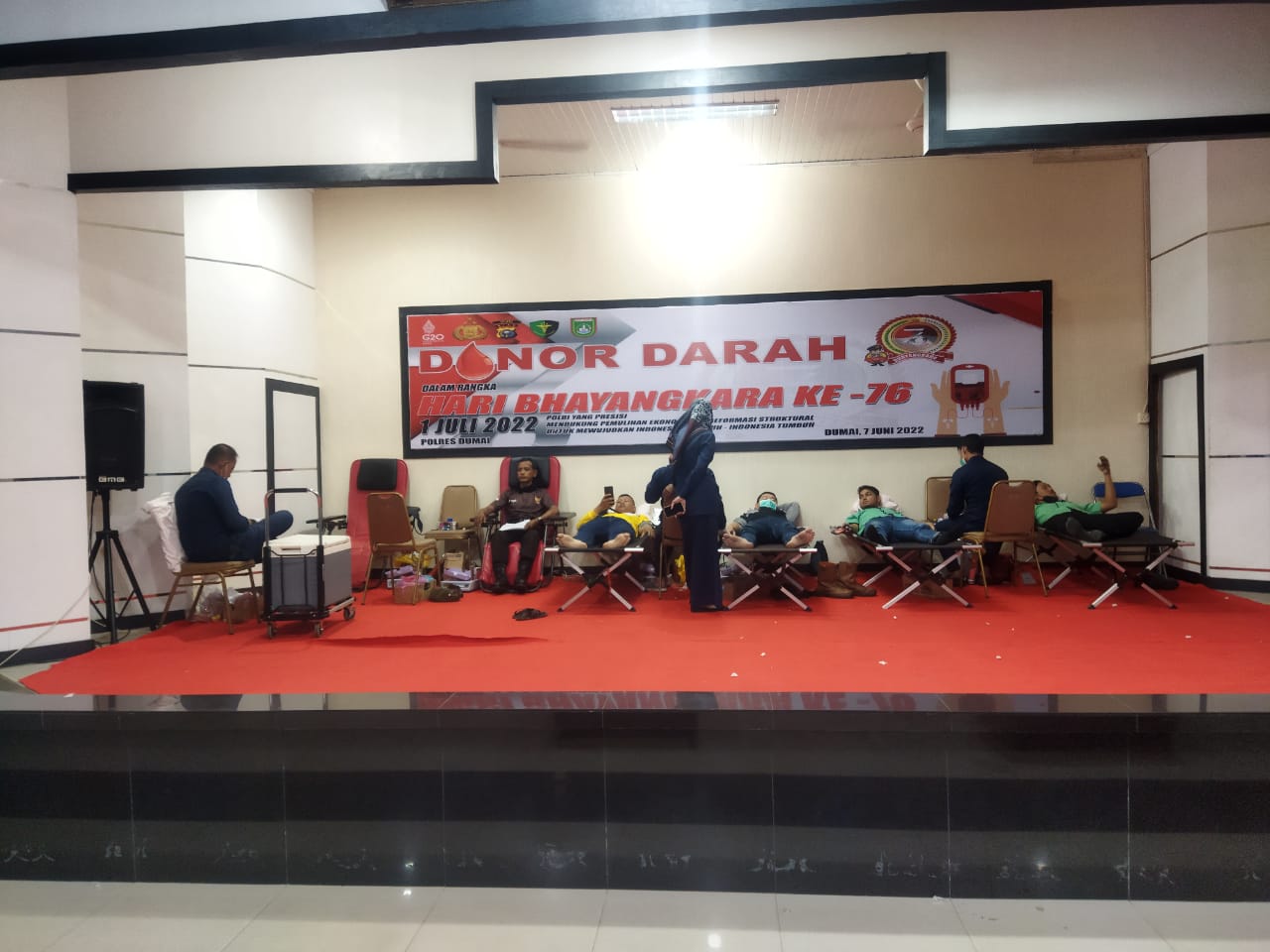 Foto pendonor sedang mendonorkan darahnya di Polres Dumai
