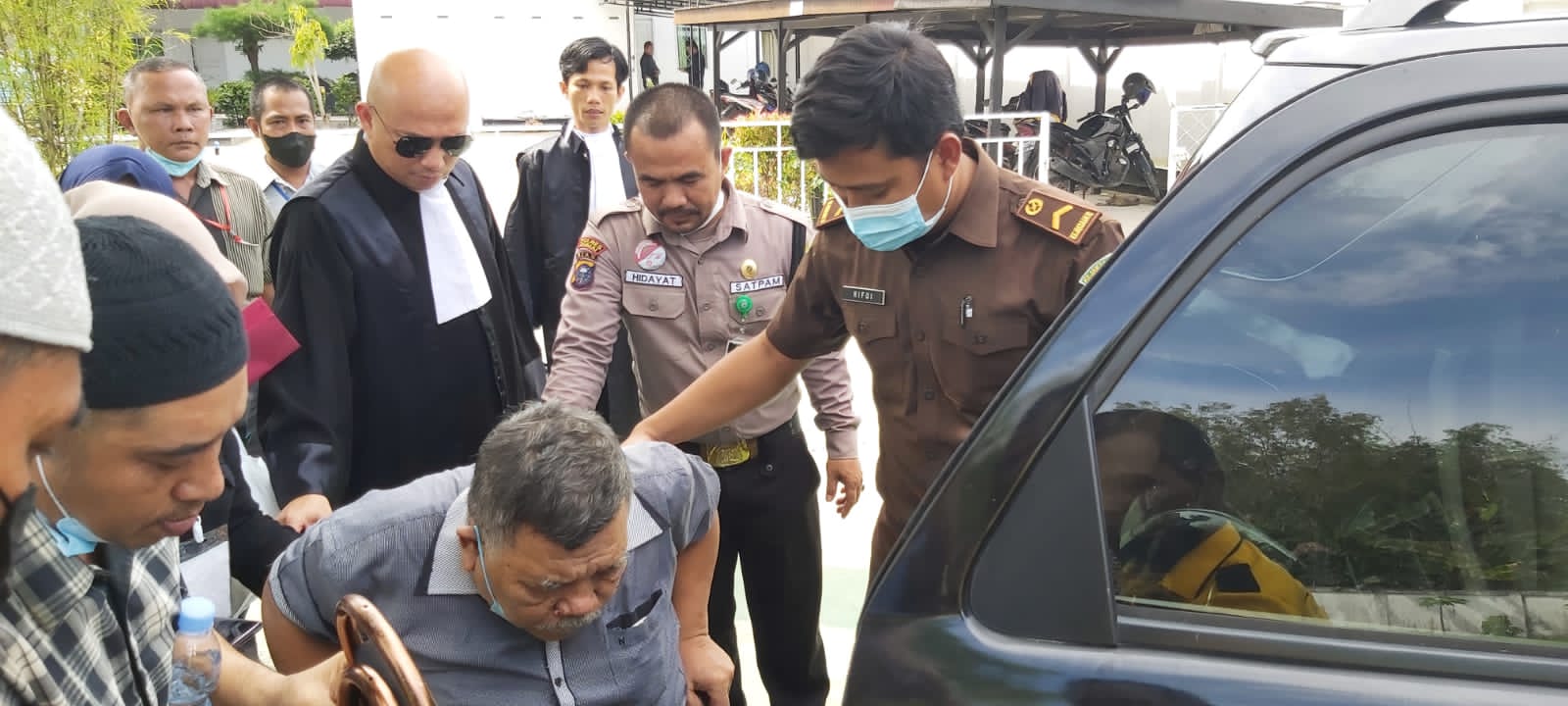 Foto Salamudin Purba wartawan senior PWI menggunakan kursi roda saat mengikuti persidangan