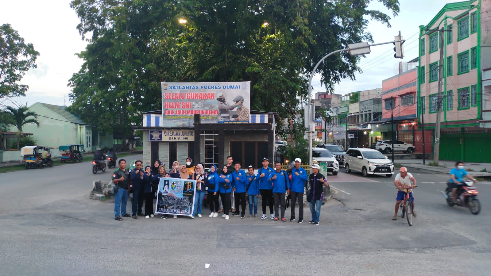 Foto bersama Pengurus DPD KNPI Dumai, DJB dan BM PAN sesudah penggalangan dana