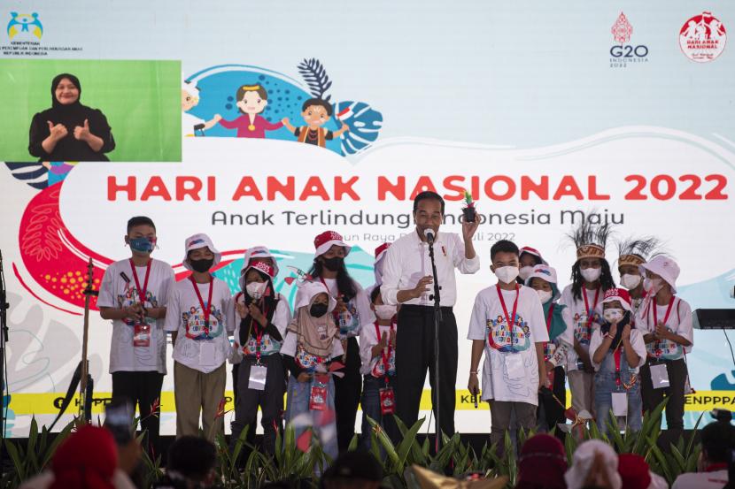 Foto Presiden Joko Widodo pada puncak peringatan Hari Anak Nasional 2022 di Kebun Raya Bogor, Jawa Barat. (Republika.co.id)