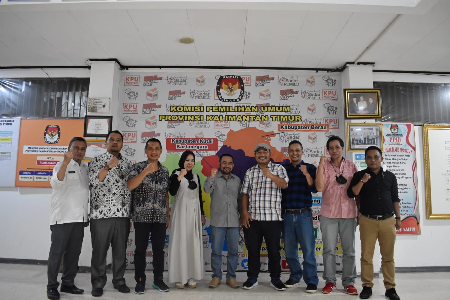 Foto bersama Pengurus JMSI Kaltim dengan KPU Provinsi Kaltim
