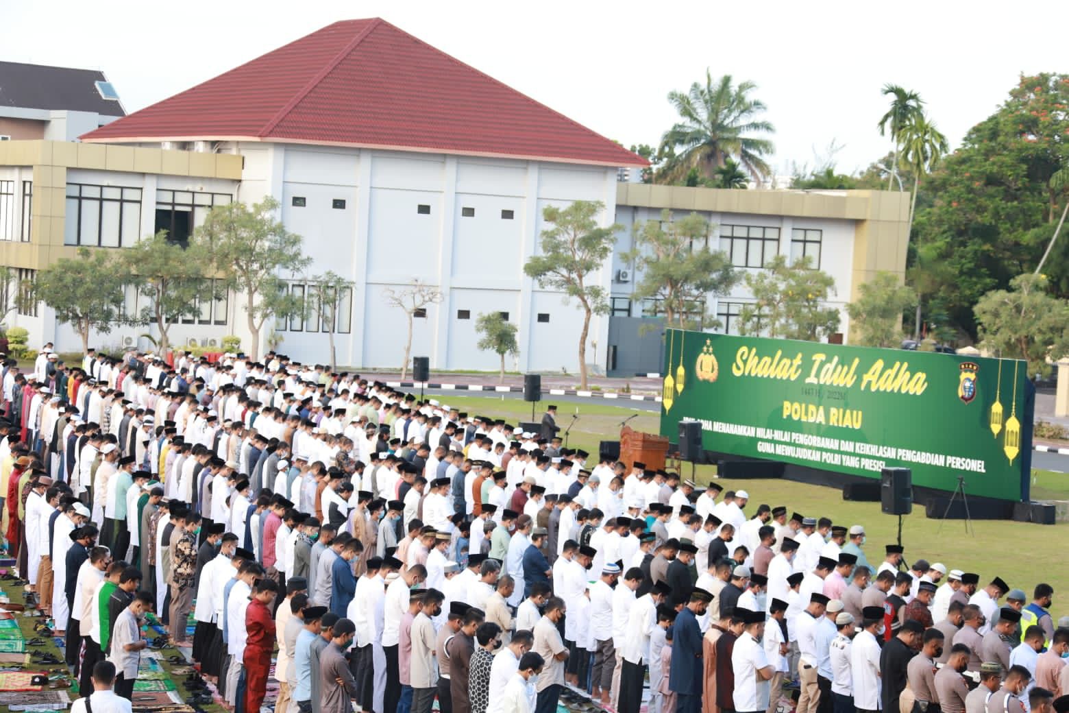 Foto suasana Sholat Idul Adha Polda Riau bersama masyarakat