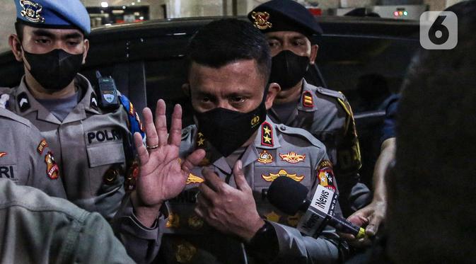 Foto saat Ferdy Sambo menghadiri pemeriksaan Bareskrim Polri didampingi oleh sejumlah anggota Divisi Propam. (Dok: Liputan6.com)