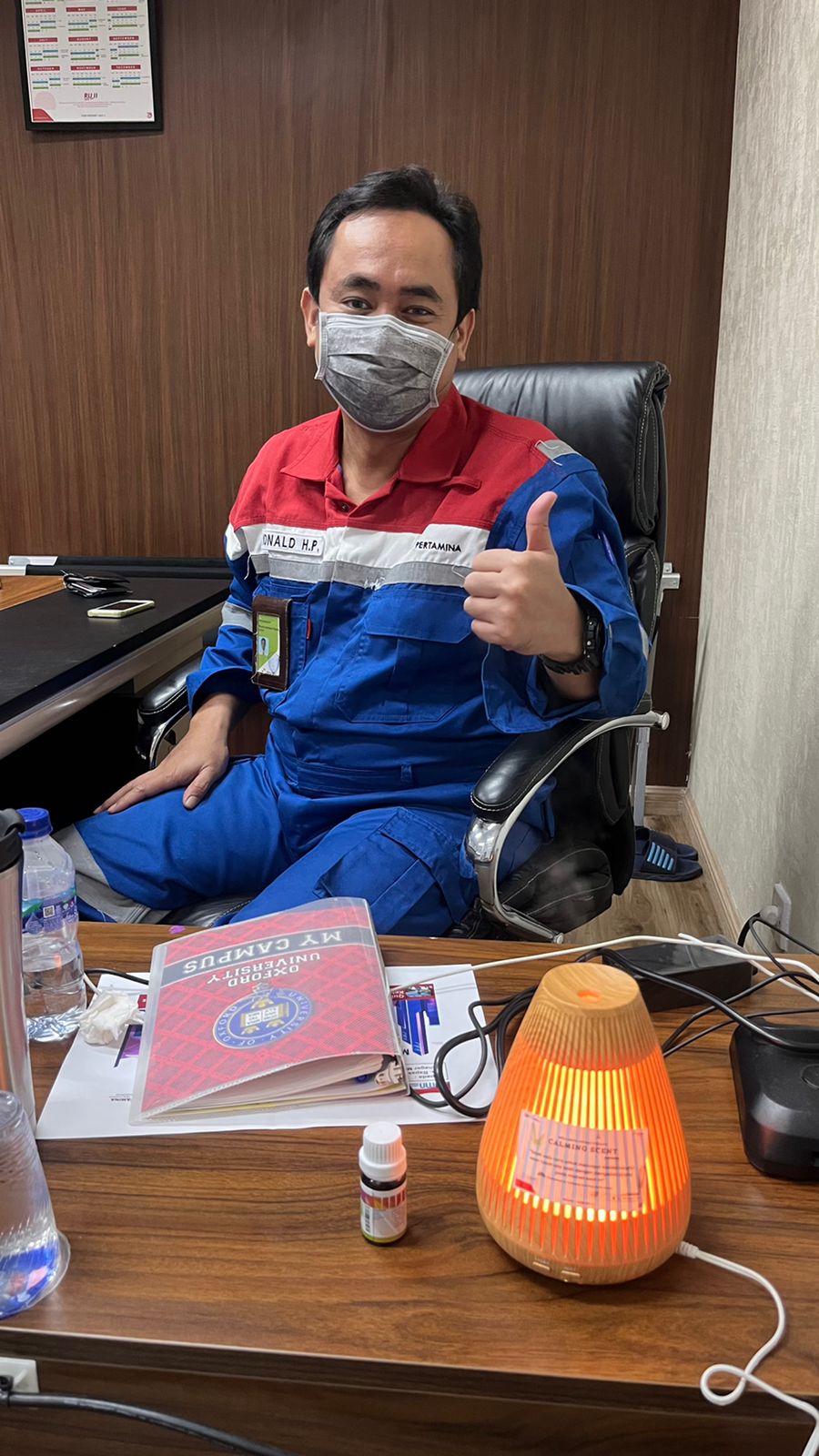 Foto salah satu karyawan PT. KPI RU II menggunakan Difusser Aromatherapy di ruang kerjanya