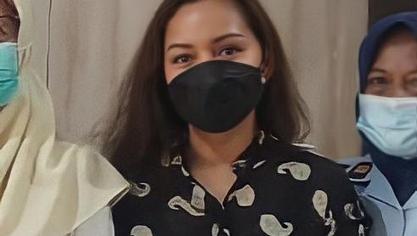 Foto Pinangki Sirna Malasari saat dinyatakan bebas bersyarat. (Dok: detik.com)
