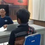 Foto pelaku pembunuhan di Sampang sedang diperiksa penyidik. (Dok: detikJatim)
