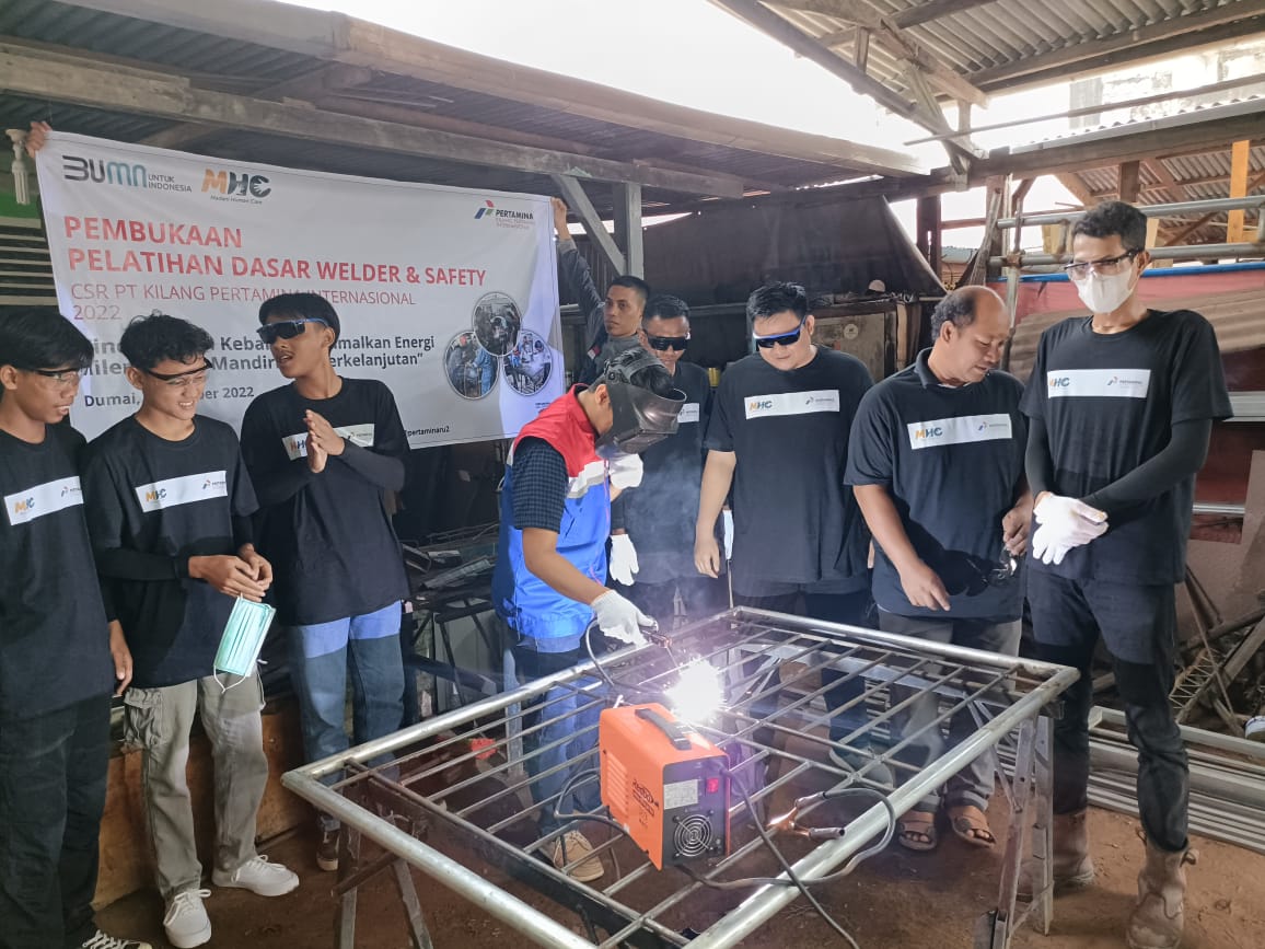 Foto pelatihan Welder dan Safety dalam program TJSL yang digelar PT KPI RU Dumai menggandeng LAZ MHC.
