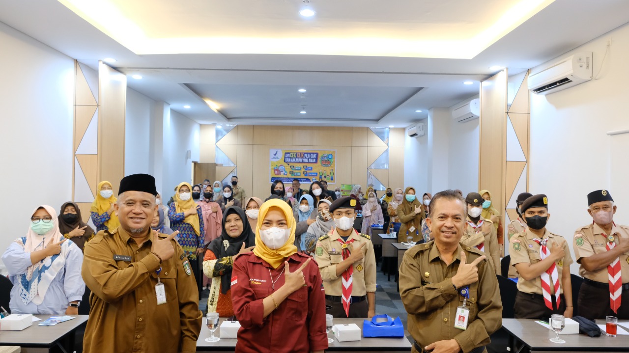 Foto Kepala Loka POM di Kota Dumai, Ully Mandasari, S.Farm., Apt., M.H foto bersama dengan Pejabat Pemko Dumai dan peserta undangan.