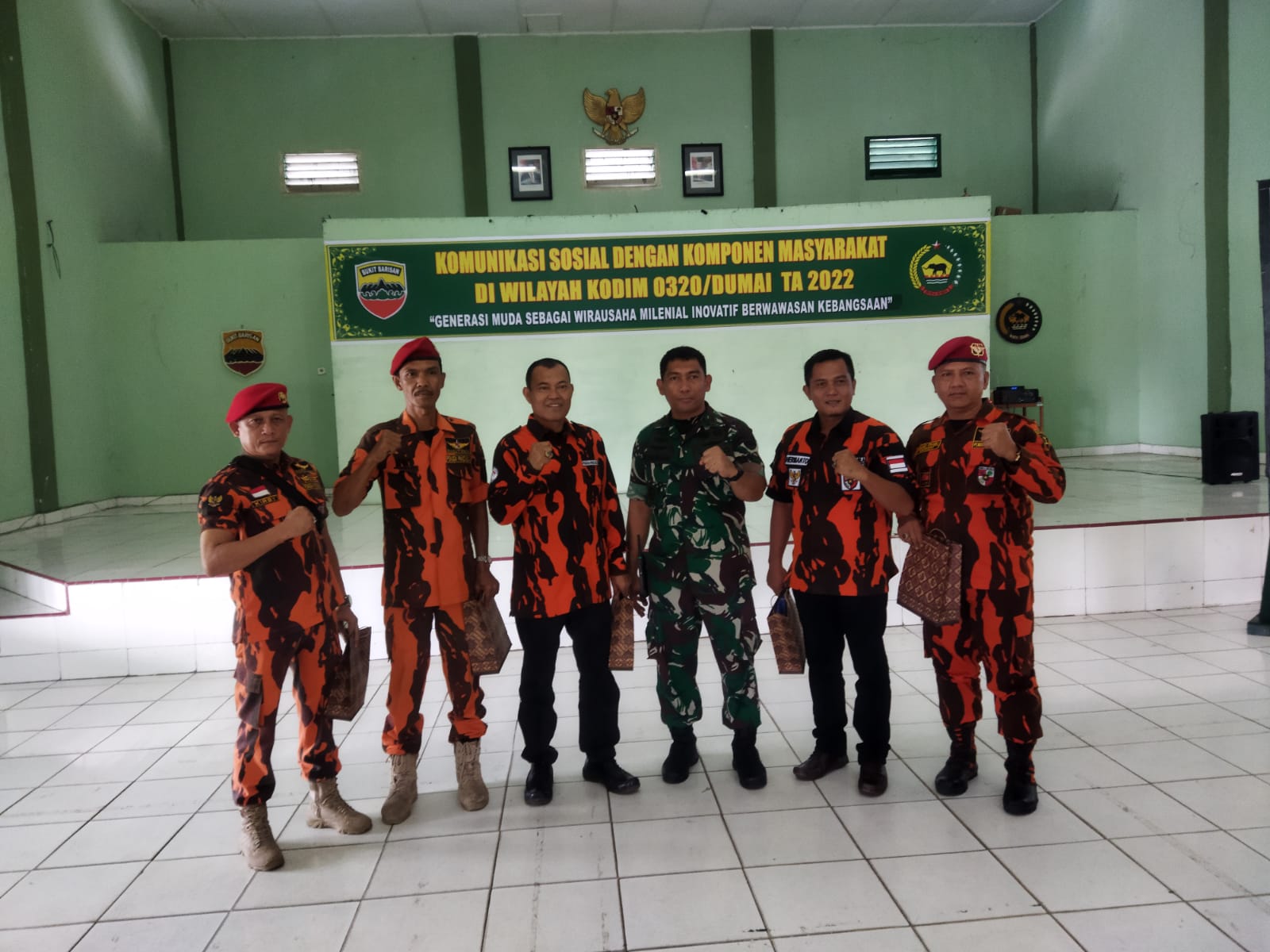 Foto bersama Pengurus MPC Pemuda Pancasila Kota Dumai dengan Dandim 0320/Dumai Letkol Arh Hermansyah Tarigan, S.E.