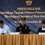 Foto Press Release yang dilaksanakan oleh Dirjen Bea dan Cukai, Kejagung dan PPATK di Batam.