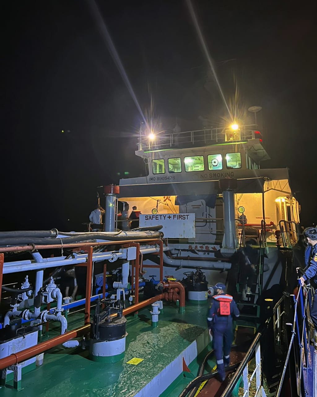 Foto kapal tanker pembawa minyak solar ilegal yang ditangkap Bea Cukai Batam.