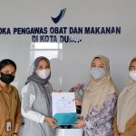 Foto Kepala Loka POM di Kota Dumai, Ully Mandasari, S.Farm., Apt., M.H memberikan Sertifikat Nomor Izin Edar BPOM ke salah satu pemilik UMKM.