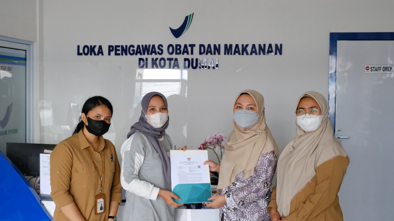 Foto Kepala Loka POM di Kota Dumai, Ully Mandasari, S.Farm., Apt., M.H memberikan Sertifikat Nomor Izin Edar BPOM ke salah satu pemilik UMKM.