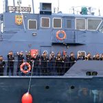 Foto bersama pejabat yang mengikuti pertemuan di atas kapal di tengah laut Selat Singapura.