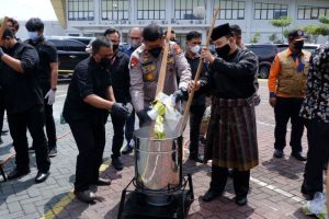 Polda Riau Musnahkan 243 Kg Sabu dan 405.527 Butir Ekstasi dari Jaringan Internasional