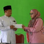 Foto Manager OPI, Ririanti Safrida memberikan santunan ke Panti Asuhan Takdir Ilahi.