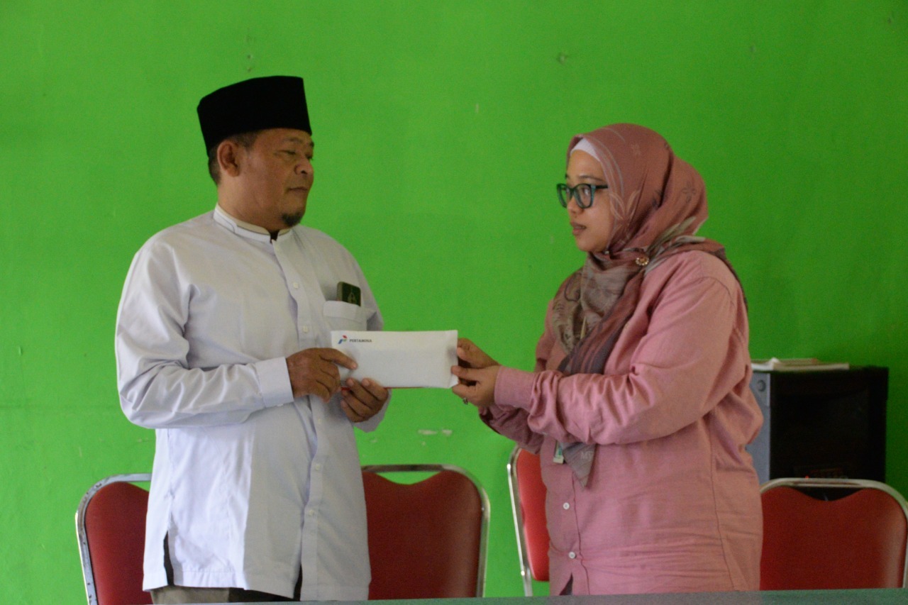 Foto Manager OPI, Ririanti Safrida memberikan santunan ke Panti Asuhan Takdir Ilahi.