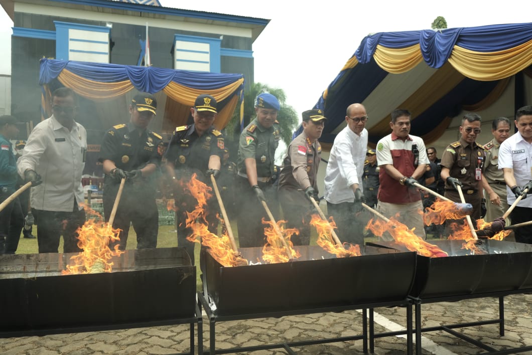 Foto Bea Cukai Batam saat memusnahkan barang ilegal hasil tangkapan.