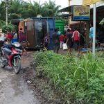 Foto mobil milik perusahaan transporter terbalik saat membawa produk dari PT. SDO.