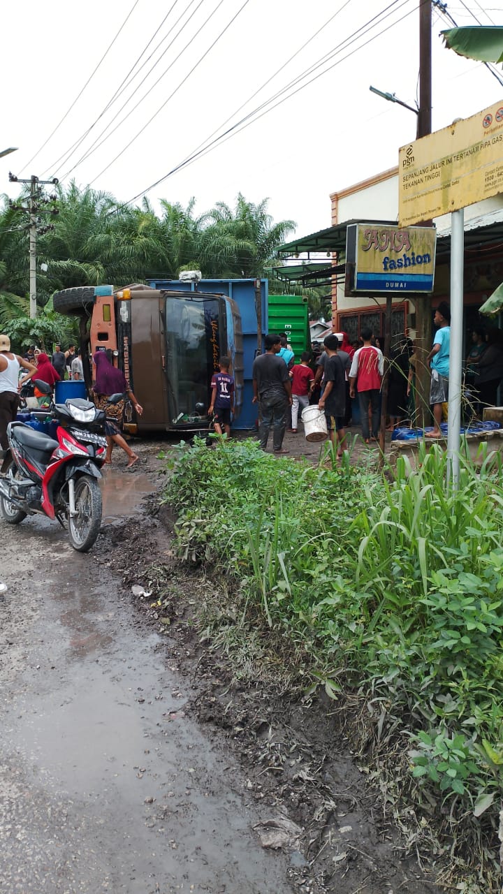 Foto mobil milik perusahaan transporter terbalik saat membawa produk dari PT. SDO.