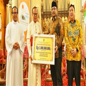 Menteri Agama Serahkan Bantuan Rp 1 Miliar ke Gereja Paroki Katedral Jakarta