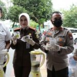 Foto Kepala Kejaksaan Negeri Batam saat melakukan pemusnahan narkotika.
