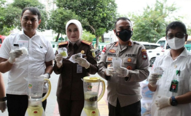 Foto Kepala Kejaksaan Negeri Batam saat melakukan pemusnahan narkotika.