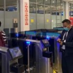 Foto penumpang sedang menggunakan Autogate bagi WNI di Pelabuhan Harbour Bay.