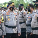 Foto Wakapolres Bintan saat chek pasukan untuk diterjunkan pada pengamanan Tour De Bintan.