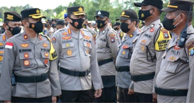 Foto Wakapolres Bintan saat chek pasukan untuk diterjunkan pada pengamanan Tour De Bintan.