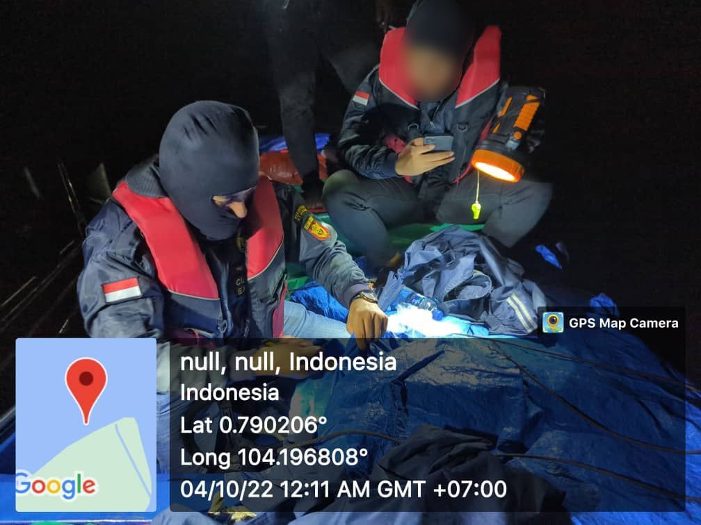 Foto tim patroli PATKOR KASTIMA saat melakukan penangkapan kapal yang membawa rokok ilegal.
