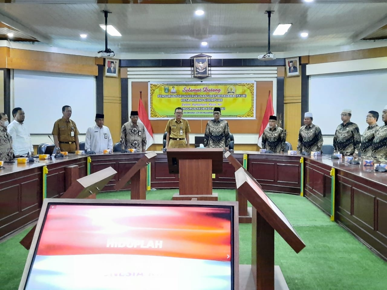 Foto bersama Sekda Dumai, FKUB Kota Dumai dan FKUB Kota Padang Sidempuan usai kegiatan kunjungan kerja.