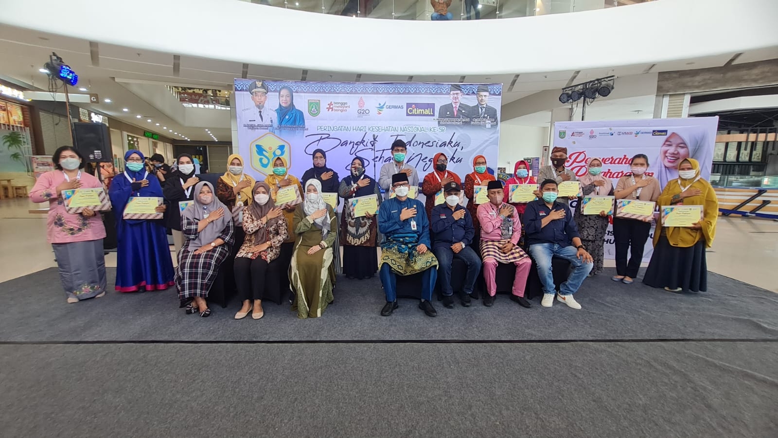 Foto bersama Sekda Dumai, Dinkes, Direktur RSUD dan tim penggerak PKK.