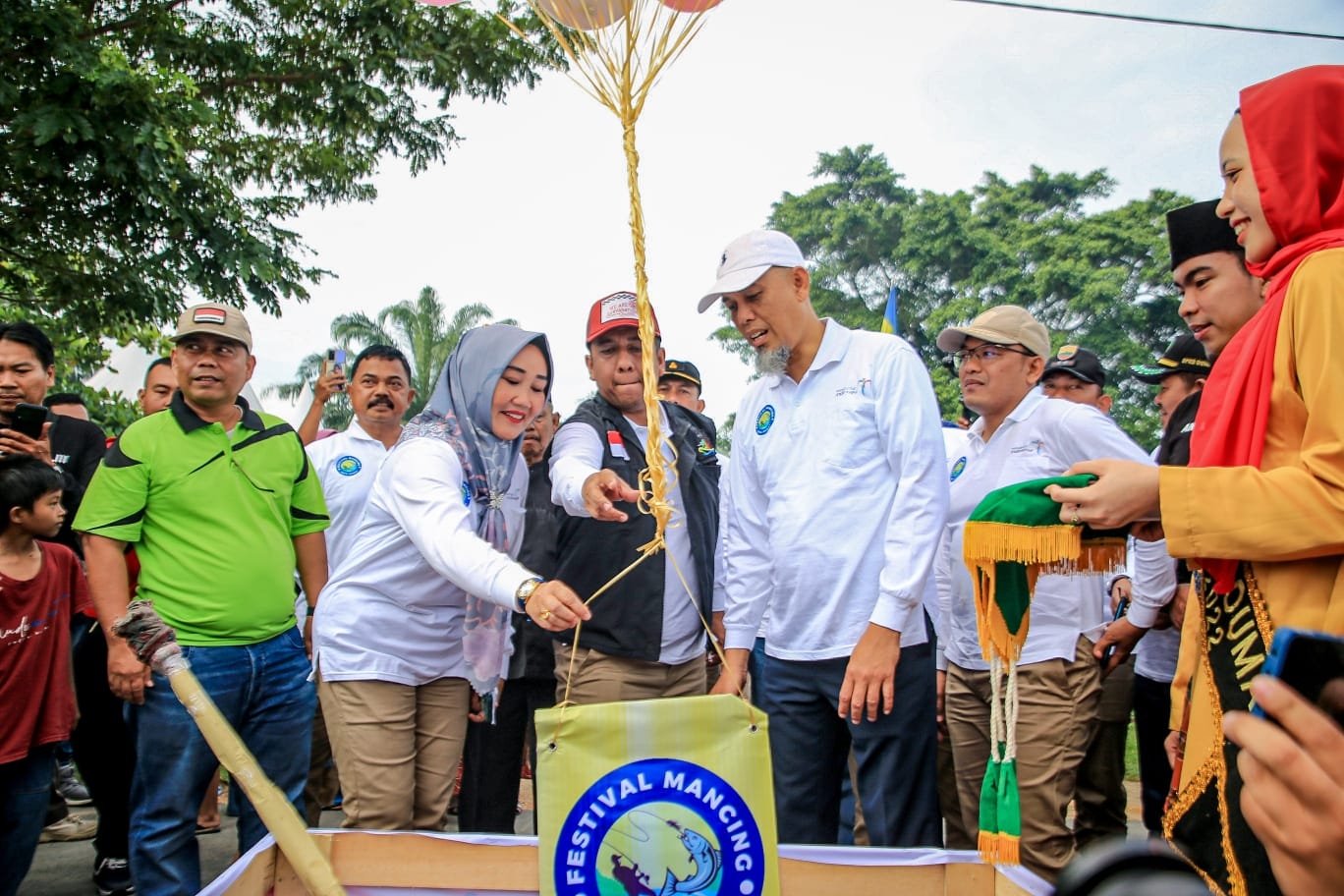 Foto Walikota Dumai saat pelepasan balon dalam membuka festival Memancing.