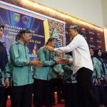 Foto Walikota Dumai memberikan ucapan selamat kepada seluruh Pengurus Paguyuban Warga Sunda (PWS) Kota Dumai Periode 2022-2025.