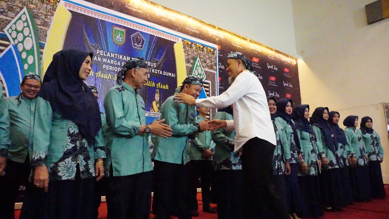 Foto Walikota Dumai memberikan ucapan selamat kepada seluruh Pengurus Paguyuban Warga Sunda (PWS) Kota Dumai Periode 2022-2025.