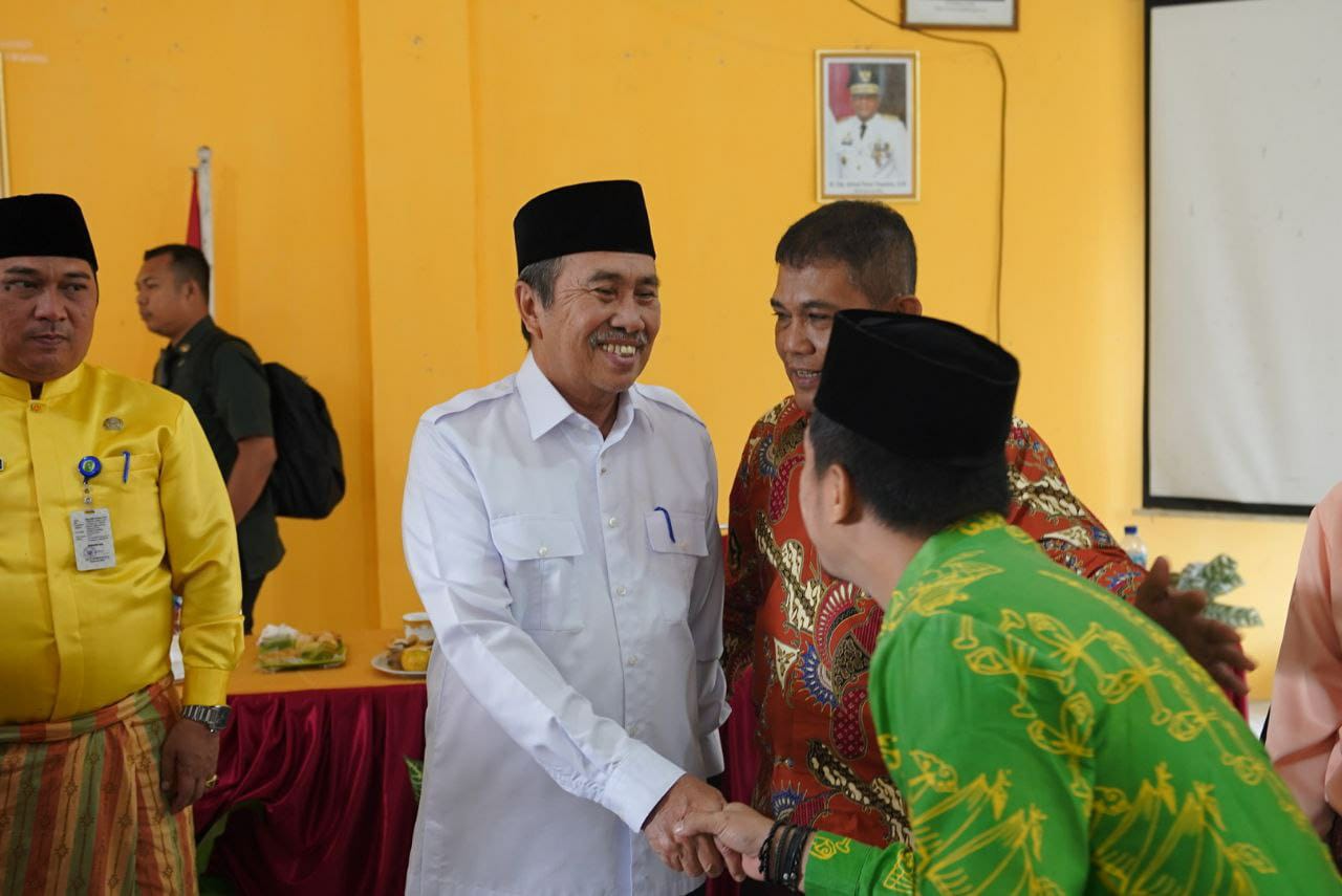 Foto bersama Gubernur dengan Kepala Sekolah dan tenaga pendidik di halaman SMAN 2 Dumai.