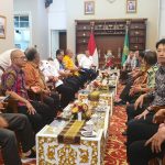 Foto Gubernur Riau menjamu tim inisiator pemekaran Kabupaten Kota Provinsi Riau.