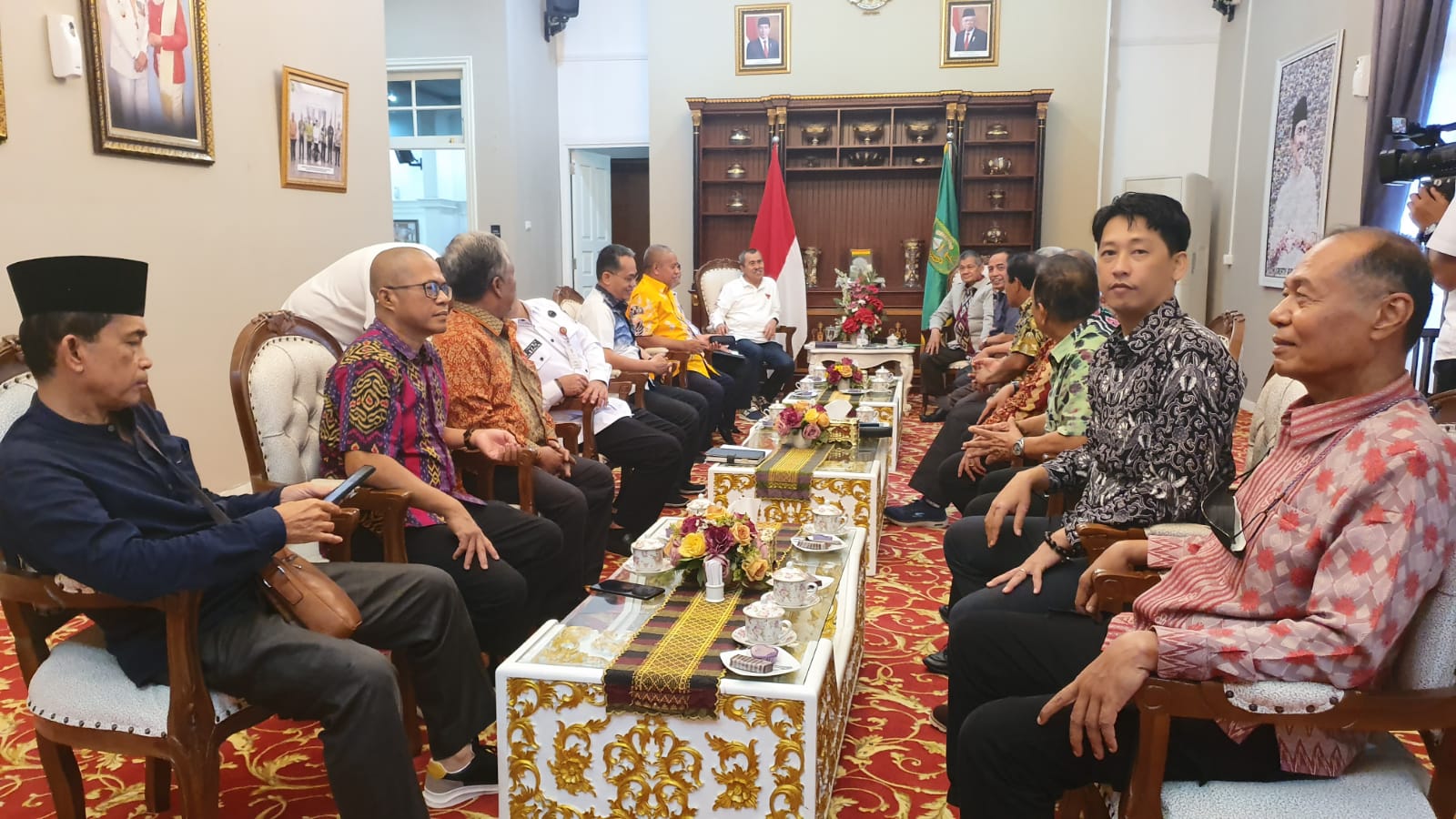 Foto Gubernur Riau menjamu tim inisiator pemekaran Kabupaten Kota Provinsi Riau.
