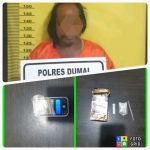 Foto warga Kelurahan Lubuk Gaung terduga pelapengedar Foto Warga Kelurahan Lubuk Gaung terduga pelaku pengedar narkotika yang dibekuk Polsek Sungai Sembilan beserta barang bukti.